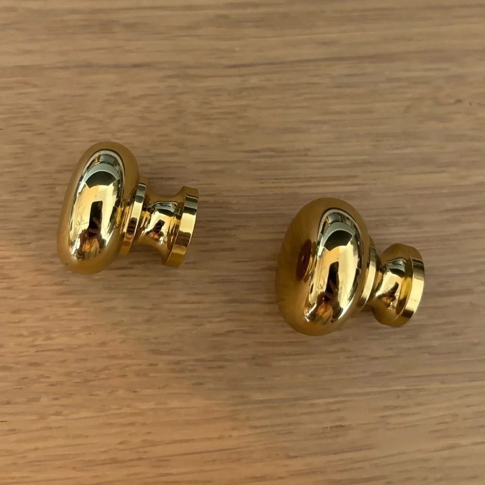 Set of 2 cabinet door knobs Solid brass. New‎